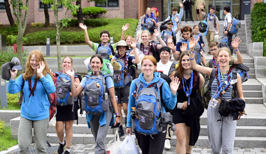 기아 오산교육센터에 머문 슬로베니아 잼버리 대원들이 12일 즐거운 표정으로 손을 흔들며 퇴소하고 있다. 현대자동차그룹 제공